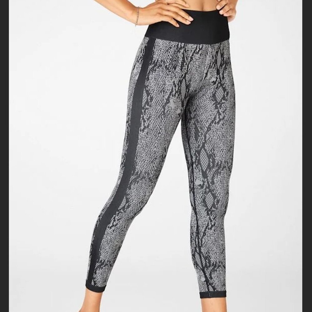 Fabletics High-Waisted Seamless Snakeskin 7/8 Leggings Size: M